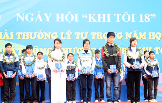 Các gương mặt xuất sắc nhận giải thưởng Lí Tự Trọng sáng 26-3 tại trường THPT Chu Văn An, Hà Nội