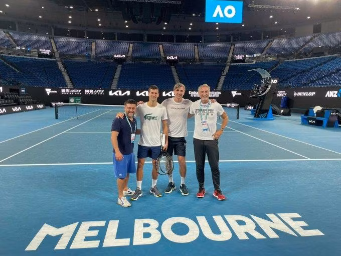 Djokovic đã ra sân tập luyện
