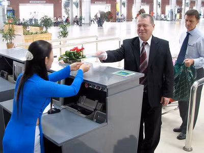 Ông Vasily, Phó Tổng GĐ tập đoàn Zarubejneft (Nga), vị khách đầu tiên làm thủ tục xuất cảnh tại cửa khẩu CHKQT Cam Ranh.