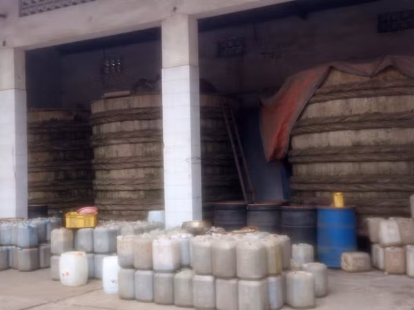 Bên trong kho chứa nước mắm của cơ sở sản xuất nước mắm Đông Hải. Ảnh: Tuấn Nguyễn