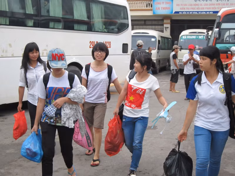 Học sinh, sinh viên từ quê đổ ra thành phố 