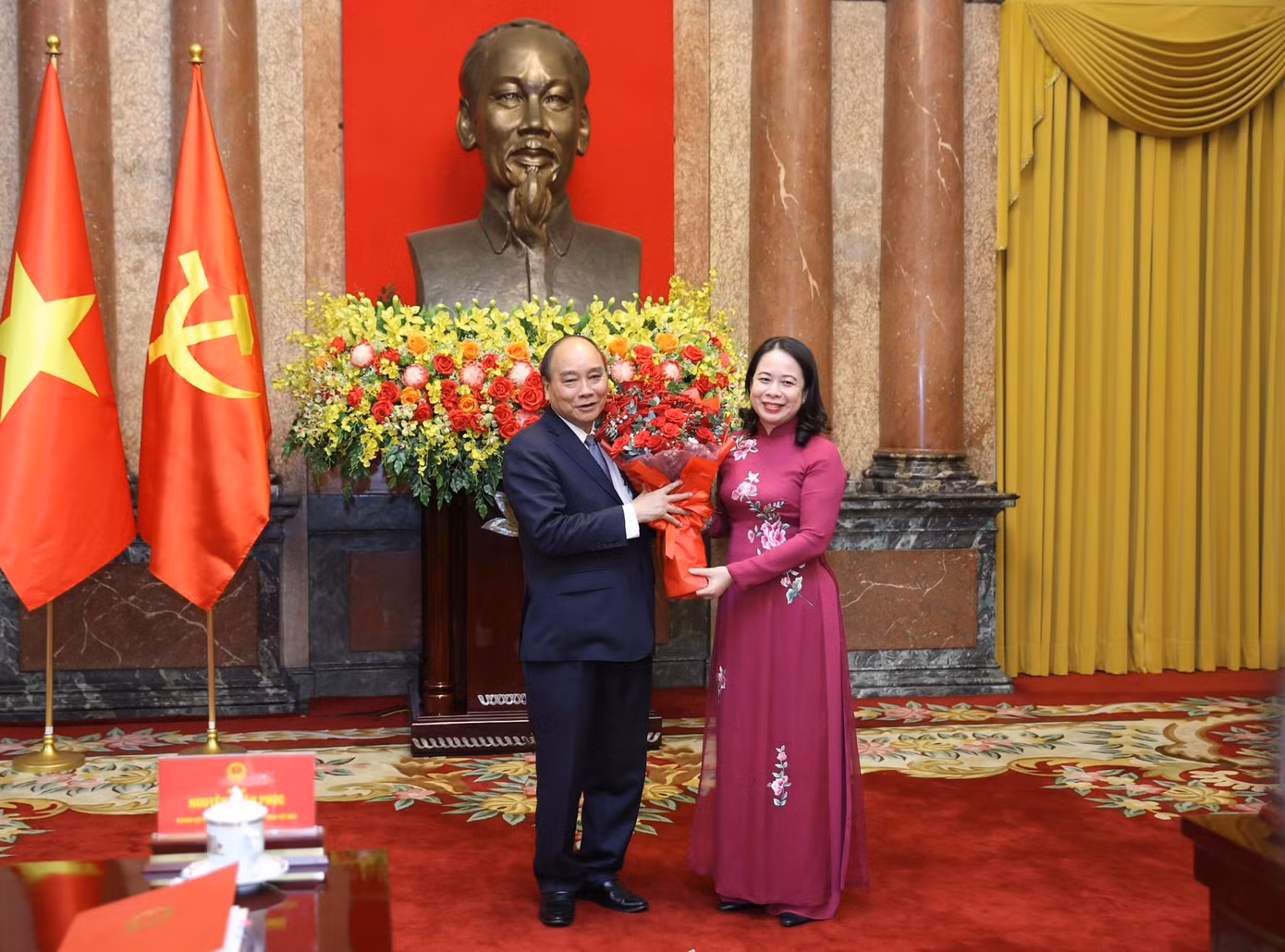 Quyền Chủ tịch nước Võ Thị Ánh Xuân tặng hoa nguyên Chủ tịch nước Nguyễn Xuân Phúc. Ảnh: Như Ý Quyền Chủ tịch nước Võ Thị Ánh Xuân tặng hoa nguyên Chủ tịch nước Nguyễn Xuân Phúc. Ảnh: Như Ý