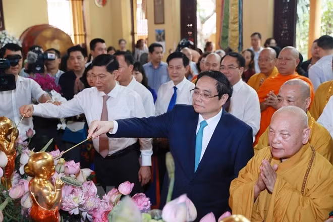 Thủ tướng Phạm Minh Chính và các Chư tôn Giáo phẩm cùng các đại biểu thực hiện nghi thức Tắm Phật tại chùa Quán Sứ, Hà Nội. Ảnh: TTXVN Thủ tướng Phạm Minh Chính và các Chư tôn Giáo phẩm cùng các đại biểu thực hiện nghi thức Tắm Phật tại chùa Quán Sứ, Hà Nội. Ảnh: TTXVN