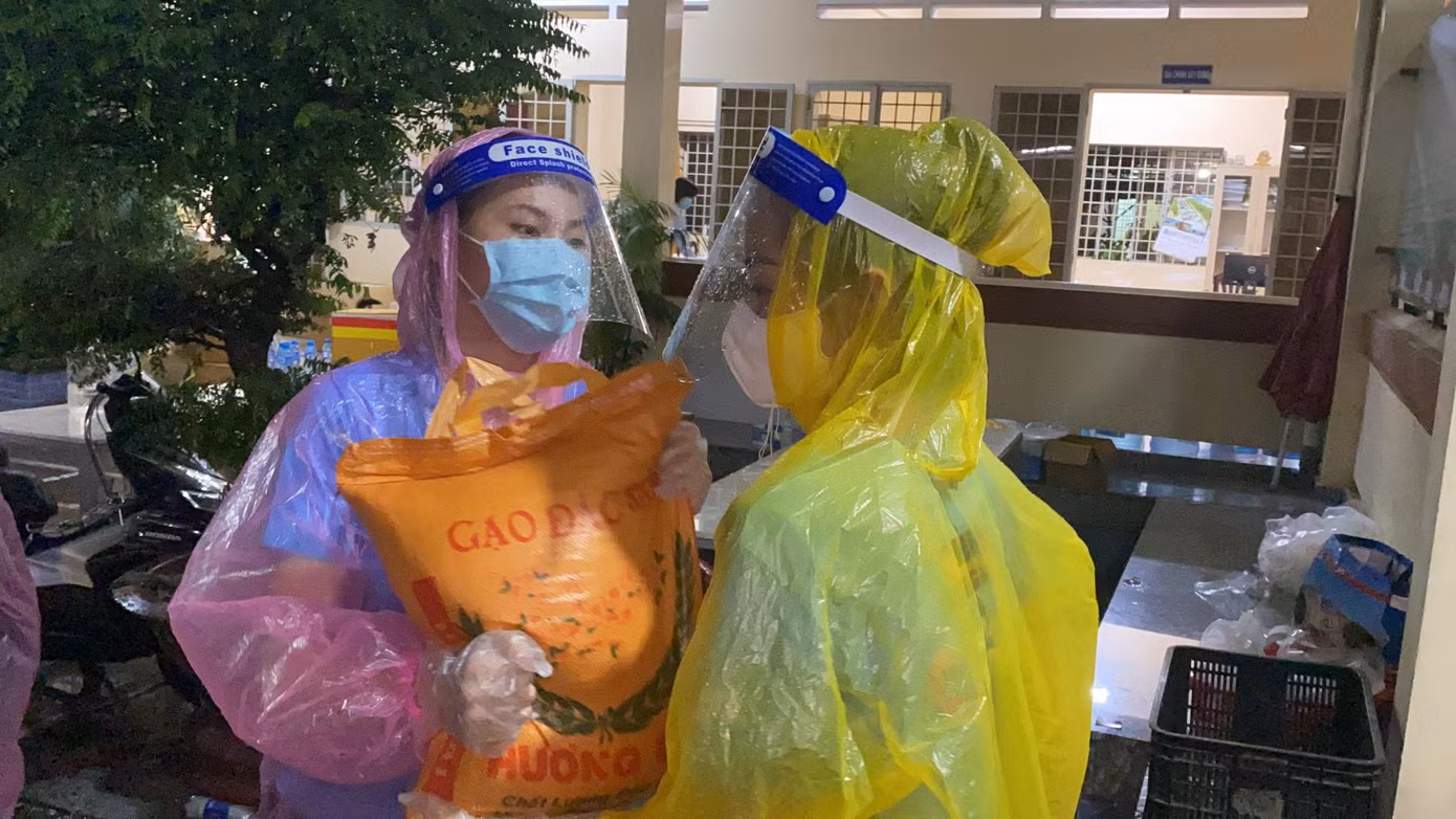 Các thành viên của CLB đã chuẩn bị 1 tấn gạo cùng 170 phần quà gồm mì, trứng, rau củ,... để trao tặng cho người dân.