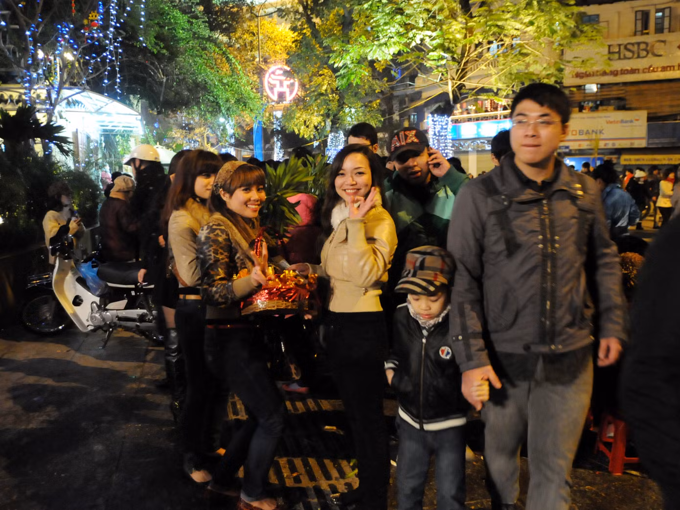 Trong khi đó, không ít người cũng tranh thủ làm thêm dịp cuối năm