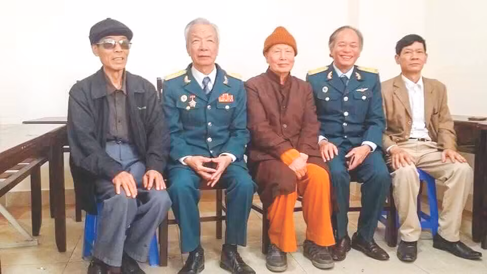 Đại đức Thích Chánh Tuệ (người mặc áo nâu sòng) dự tọa đàm “12 Ngày Đêm Lằn ranh lịch sử”, kỷ niệm 50 năm chiến dịch “Điện Biên Phủ trên không”.