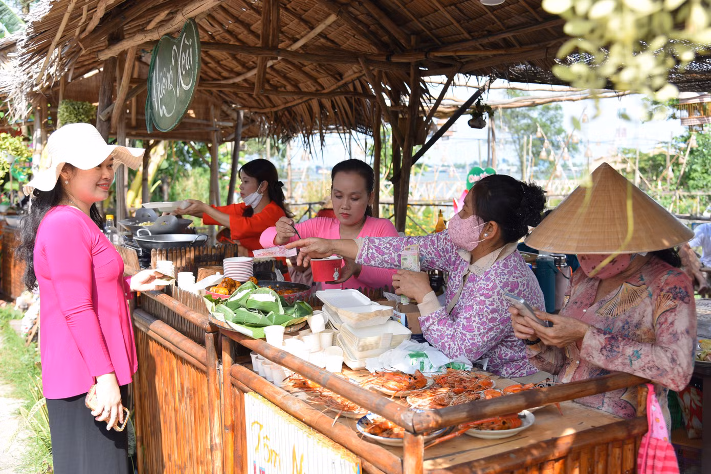 Khách du lịch trải nghiệm Chợ Quê Tân Thuận Đông, tỉnh Đồng Tháp. Ảnh: Hòa Hội.