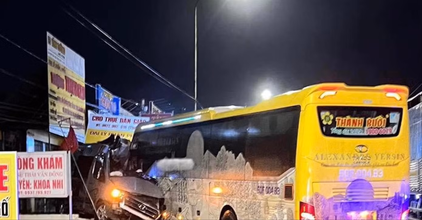 Xe khách của nhà xe Thành Bưởi gây ra vụ tai nạn nghiêm trọng ngày 30/9 Xe khách của nhà xe Thành Bưởi gây ra vụ tai nạn nghiêm trọng ngày 30/9