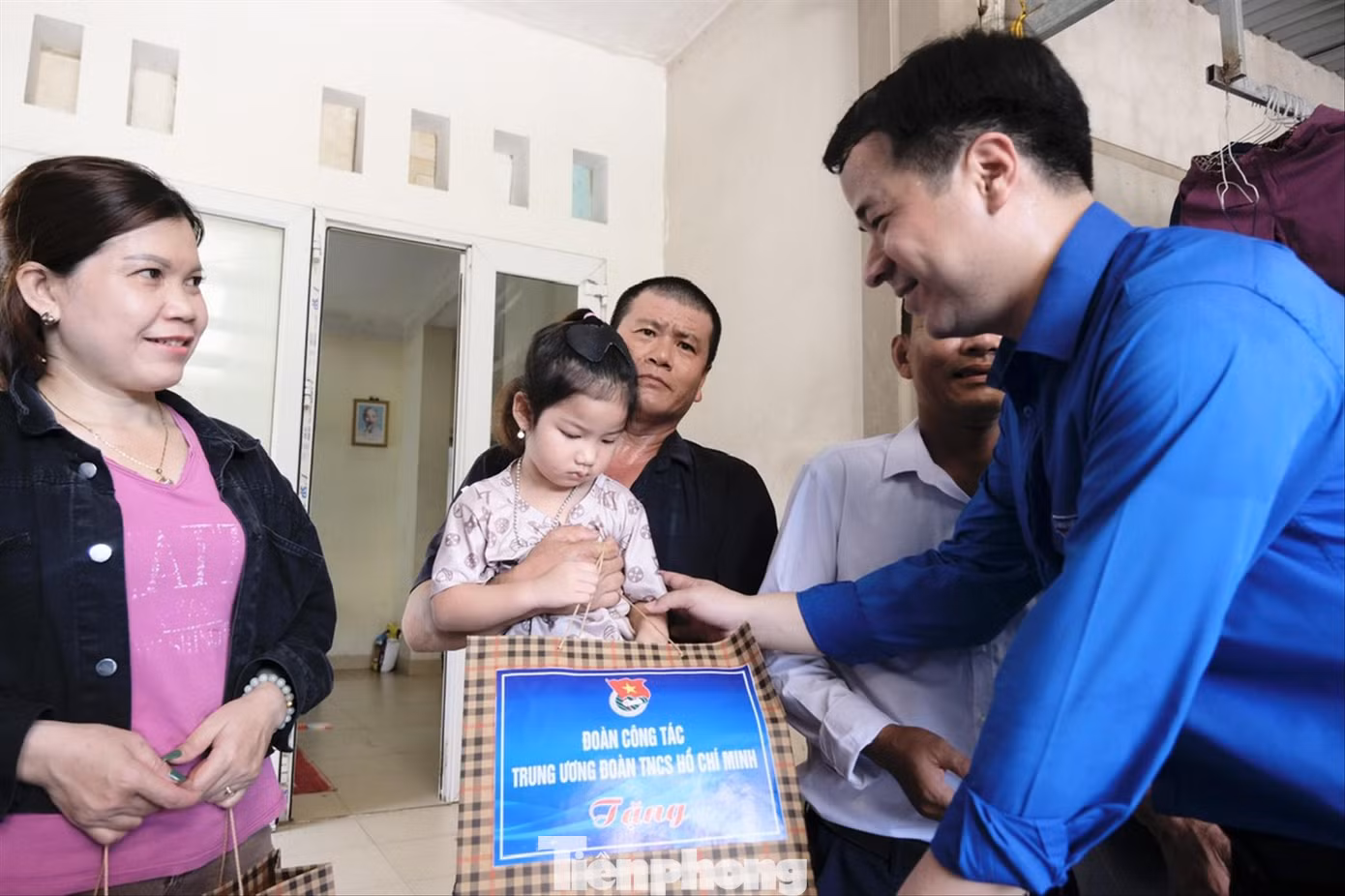 Bí thư T.Ư Đoàn Ngô Văn Cương tặng quà cho các hộ dân sống trên đảo. Ảnh: Châu Linh Bí thư T.Ư Đoàn Ngô Văn Cương tặng quà cho các hộ dân sống trên đảo. Ảnh: Châu Linh