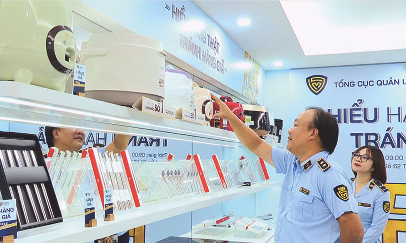 Tổng cục trưởng Tổng cục Quản lý thị trường Trần Hữu Linh hướng dẫn phân biệt hàng thật hàng giả tại Phòng trưng bày với chủ đề “Hiểu hàng thật-Tránh hàng giả”