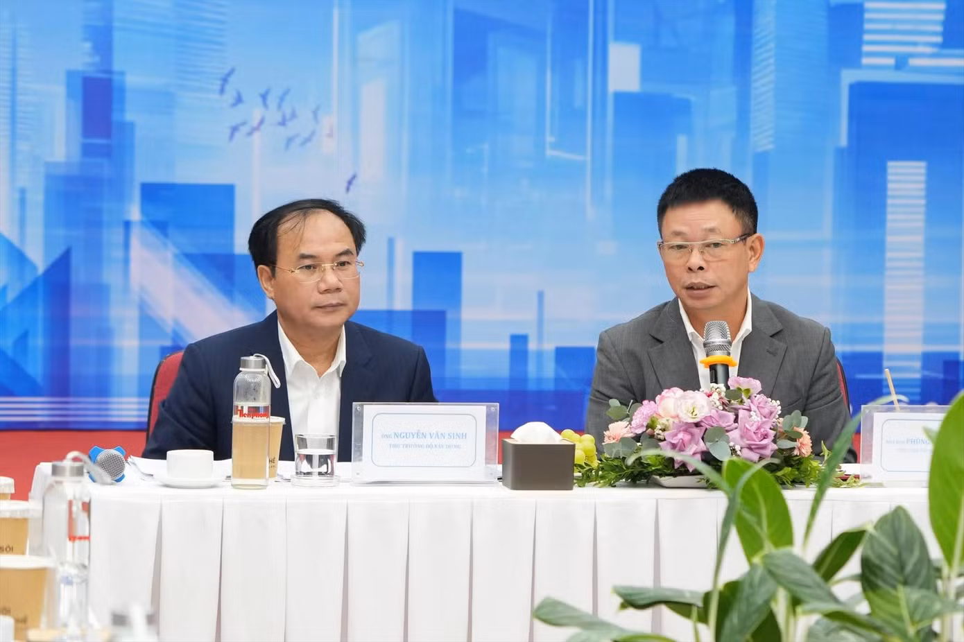 Thứ trưởng Bộ Xây dựng Nguyễn Văn Sinh (bìa trái) và Tổng biên tập báo Tiền Phong Phùng Công Sưởng chủ trì tọa đàm. Ảnh: Mạnh Thắng Thứ trưởng Bộ Xây dựng Nguyễn Văn Sinh (bìa trái) và Tổng biên tập báo Tiền Phong Phùng Công Sưởng chủ trì tọa đàm. Ảnh: Mạnh Thắng