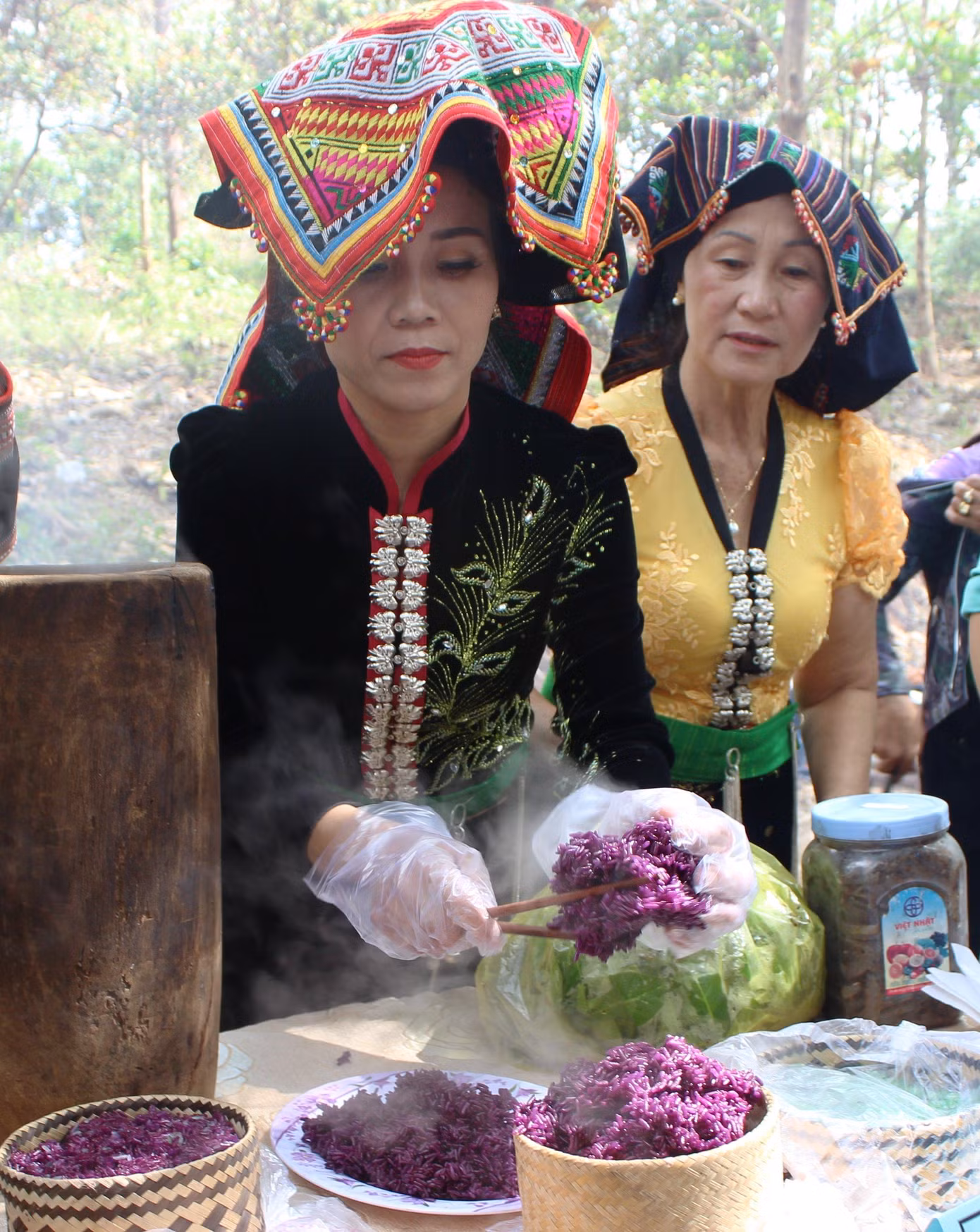 Chị Lù Thị Hạnh tham gia đồ xôi tím bằng chõ trong một lễ hội