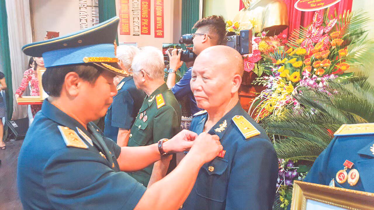 Trung tá Đinh Hữu Thuần nhận danh hiệu Anh hùng LLVT nhân dân năm 2015.