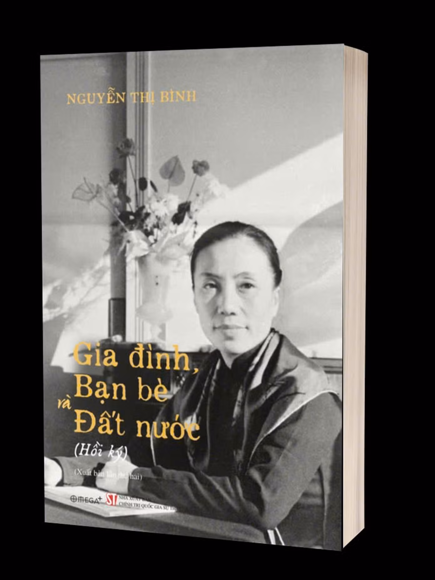 Cuốn sách “Gia đình, bạn bè và đất nước” được tái bản đúng dịp kỷ niệm 50 năm thống nhất đất nước. Ảnh: Kỳ Sơn