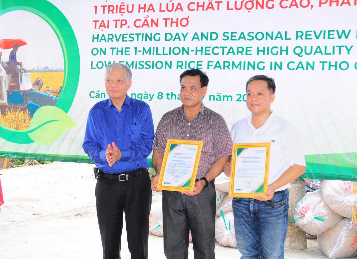 Chủ tịch Hiệp hội Ngành hàng lúa gạo Việt Nam Bùi Bá Bổng trao chứng nhận liên kết giữa DN với HTX tham gia đề án
