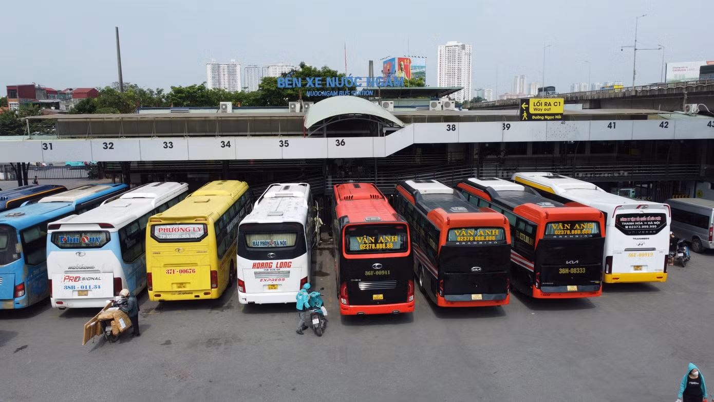 Xe chờ đón khách tại khu vực sảnh chính bến xe Nước Ngầm
