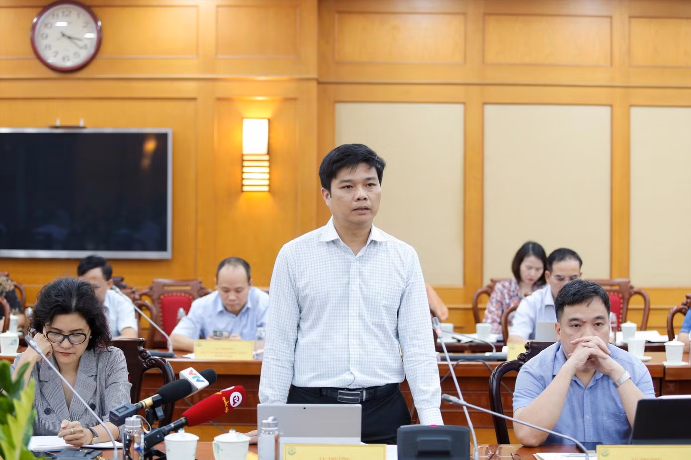 Ông Nguyễn Phú Hùng chia sẻ thông tin về các giải pháp thúc đẩy ngành công nghiệp bán dẫn ở Việt Nam tại họp báo chiều 9/10 của Bộ KH&amp;CN.