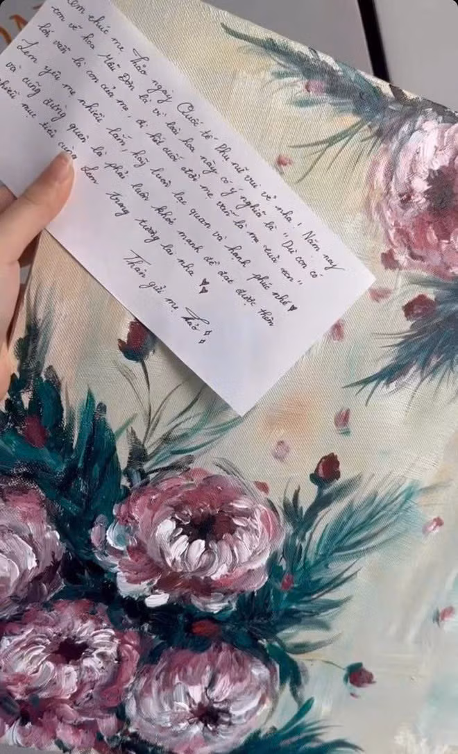 Lọ Lem từng khoe quà tặng mẹ ngày 8/3: Một bức tranh hoa mẫu đơn do cô tự vẽ cùng bức thư viết tay. Món quà giản dị này nhận được nhiều bình luận tích cực từ cộng đồng mạng