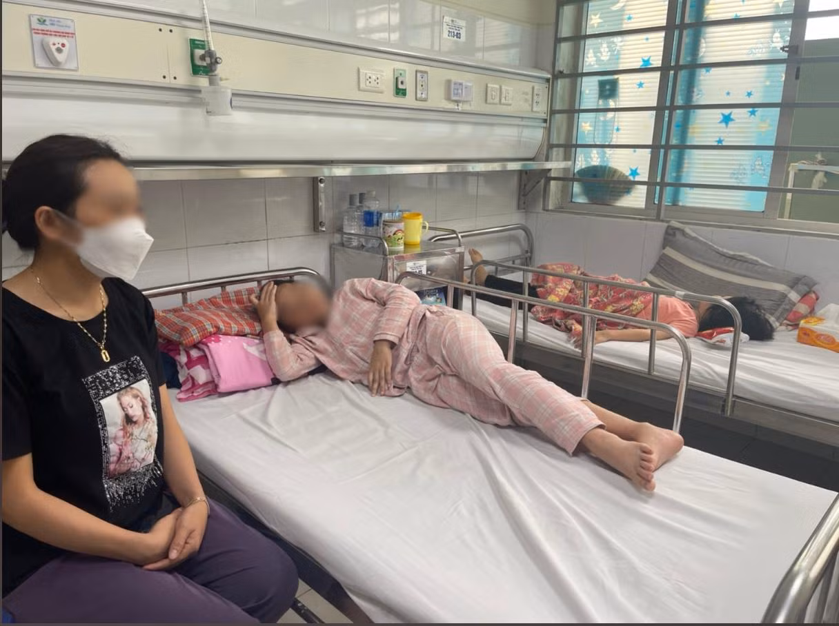 Bệnh nhi mắc sốt xuất huyết đang được điều trị tại Bệnh viện Nhi Trung ương. Ảnh: H.Minh
