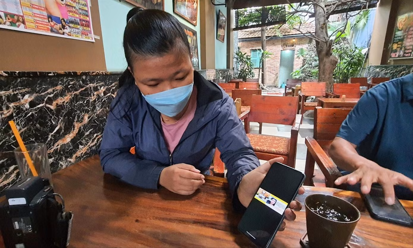 Chị T, kể lại sự việc vay tiền qua các app dẫn đến bị ghép hình lên ảnh bàn thờ. Ảnh: Hoàng Thuận