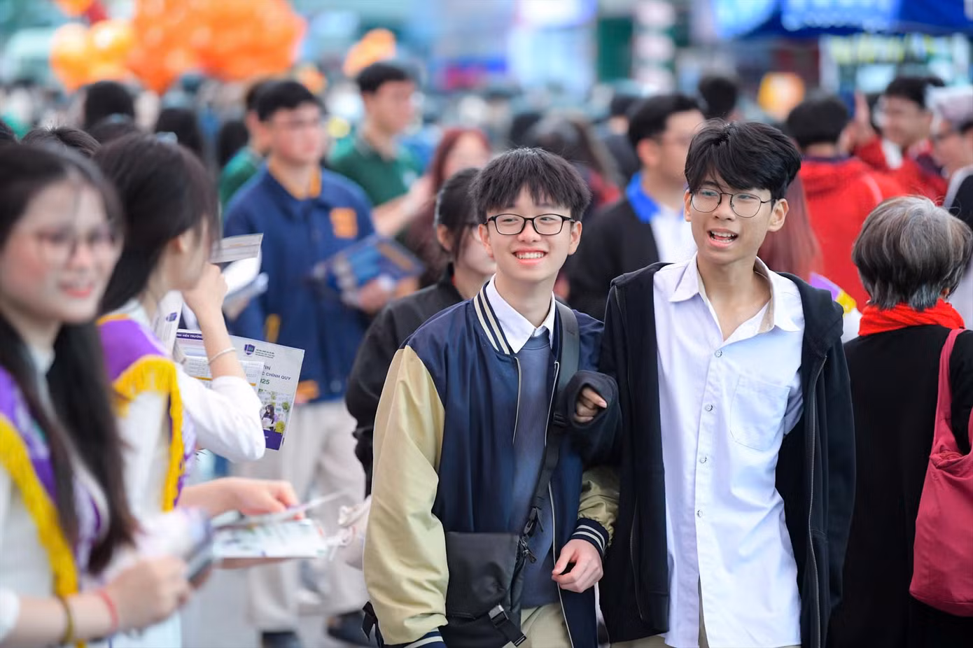 Thí sinh đến tìm hiểu thông tin tuyển sinh năm 2025. Ảnh: Nam Trần
