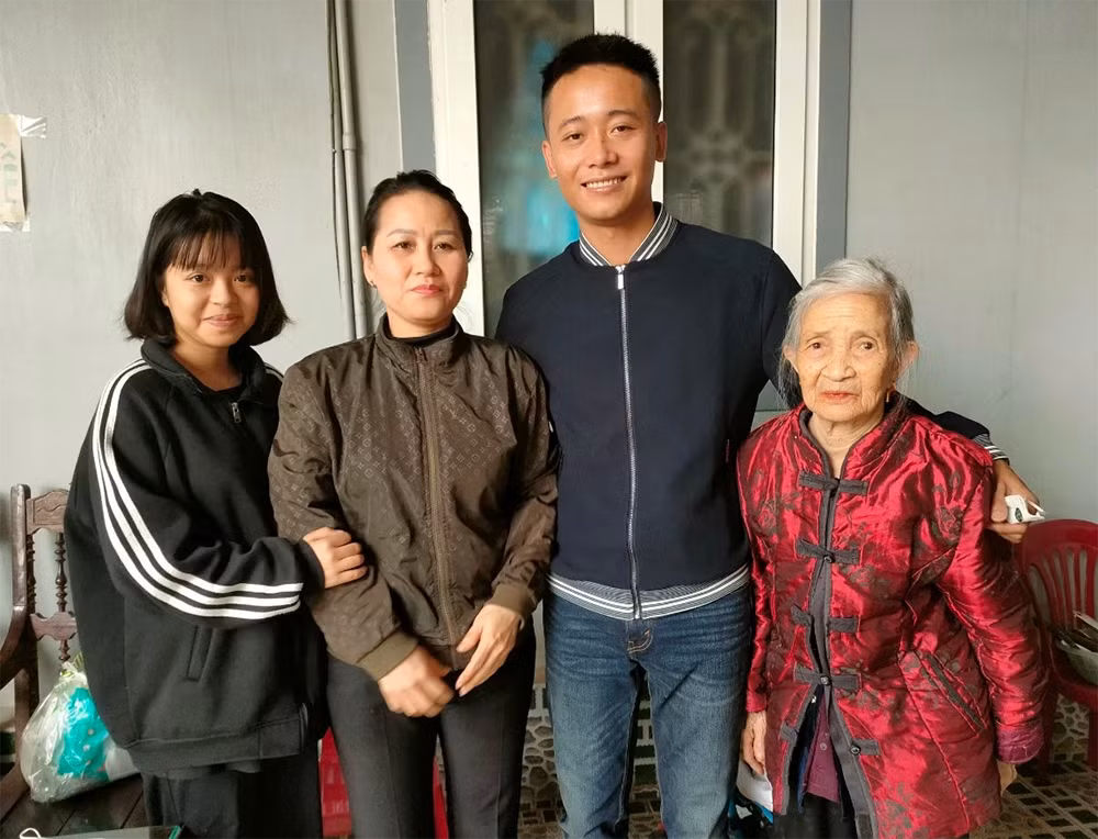 Đoàn tụ cùng gia đình sau gần 6 năm xa cách Đoàn tụ cùng gia đình sau gần 6 năm xa cách