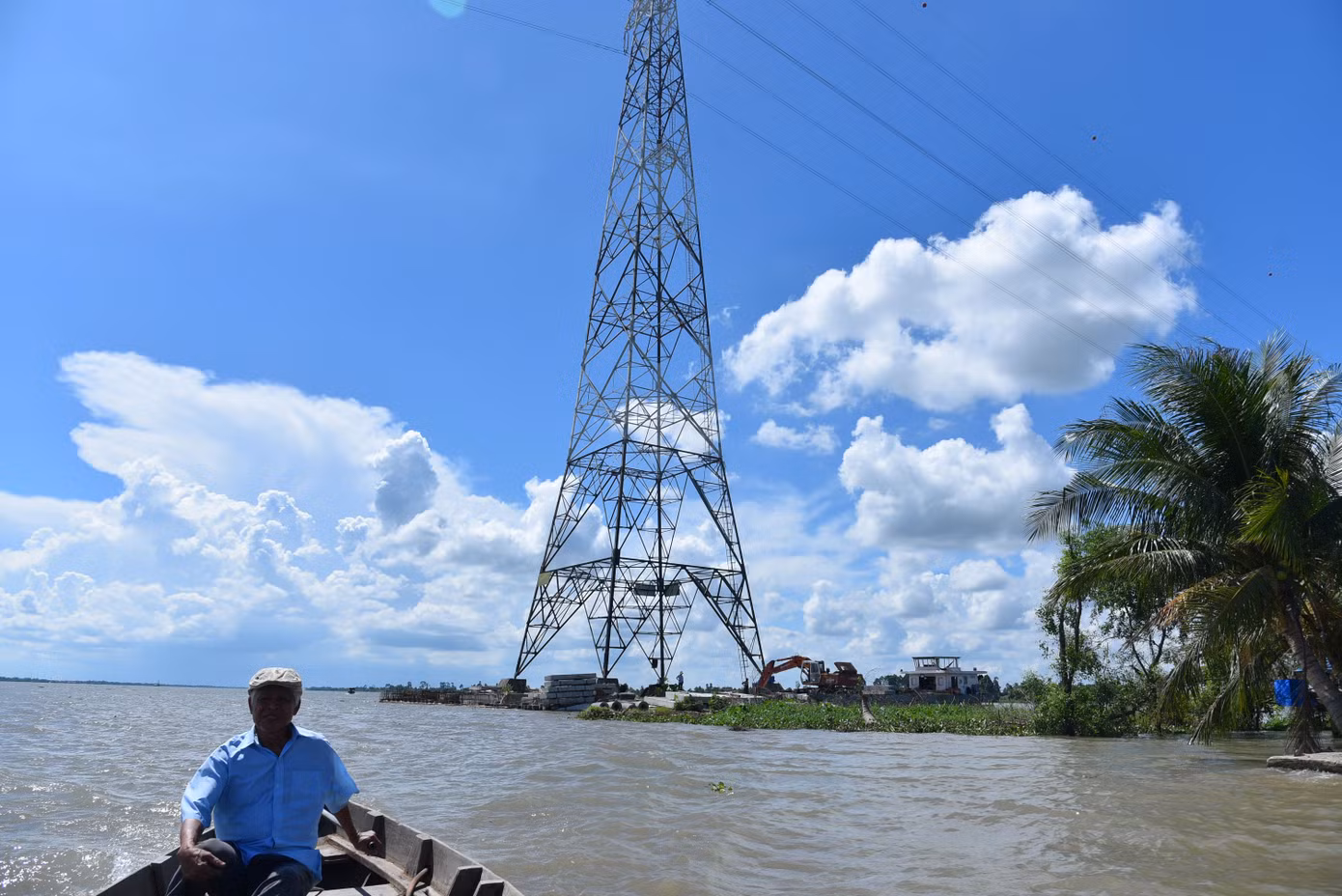 Cồn Hô (Trà Vinh) sạt lở nghiêm trọng. Trong ảnh: Cột điện 500kW trơ giữa sông Cổ Chiên.