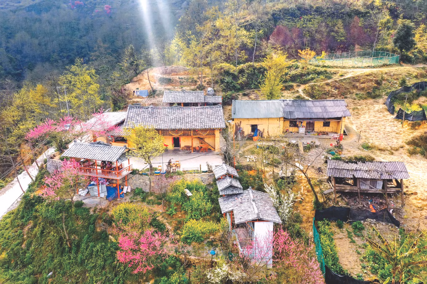 Làng Lô Lô Chải nằm dưới chân cột cờ Lũng Cú Làng Lô Lô Chải nằm dưới chân cột cờ Lũng Cú