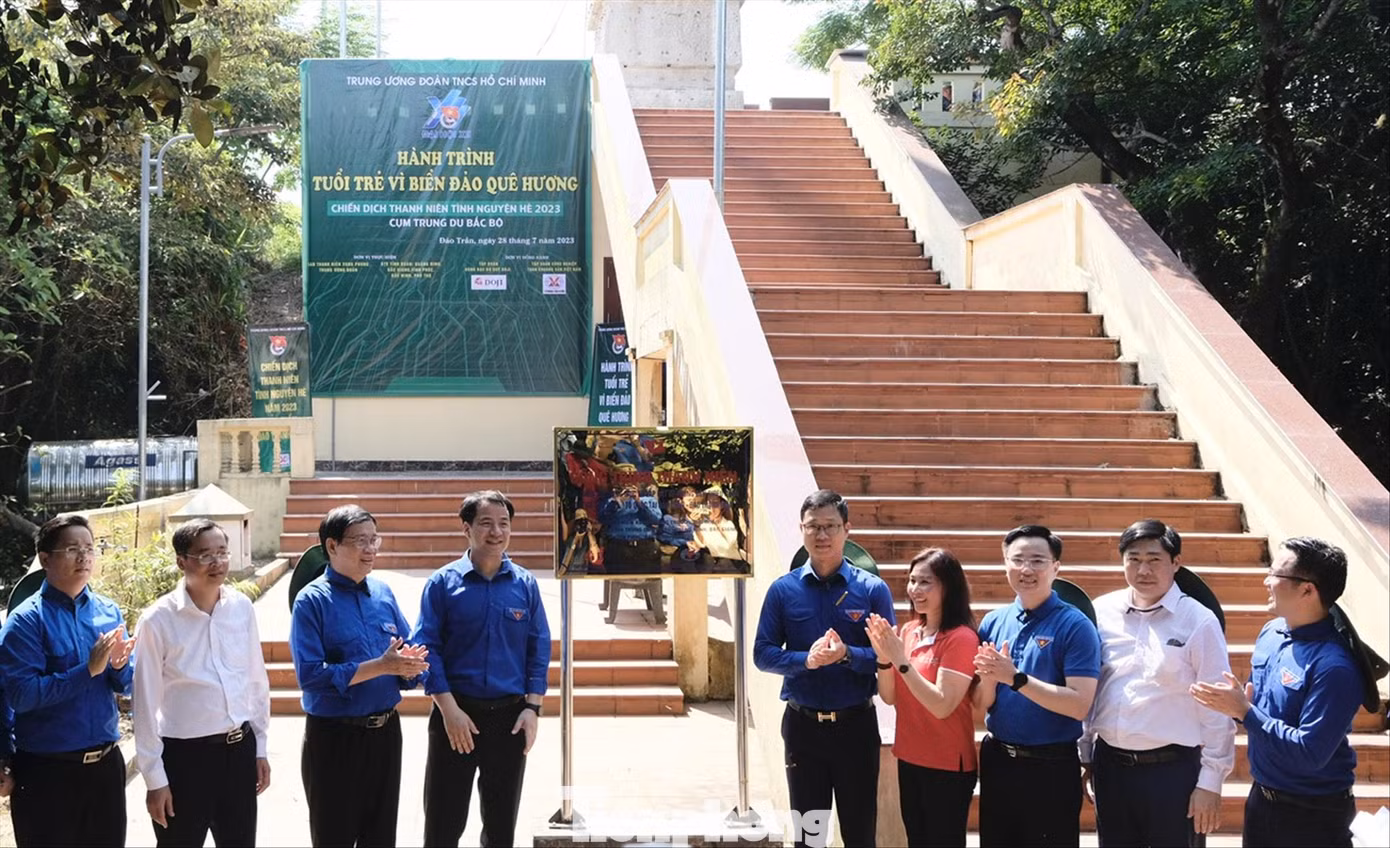 Đoàn công tác T.Ư Đoàn tại cột cờ Tổ quốc ở Đảo Trần. Ảnh: Châu Linh Đoàn công tác T.Ư Đoàn tại cột cờ Tổ quốc ở Đảo Trần. Ảnh: Châu Linh