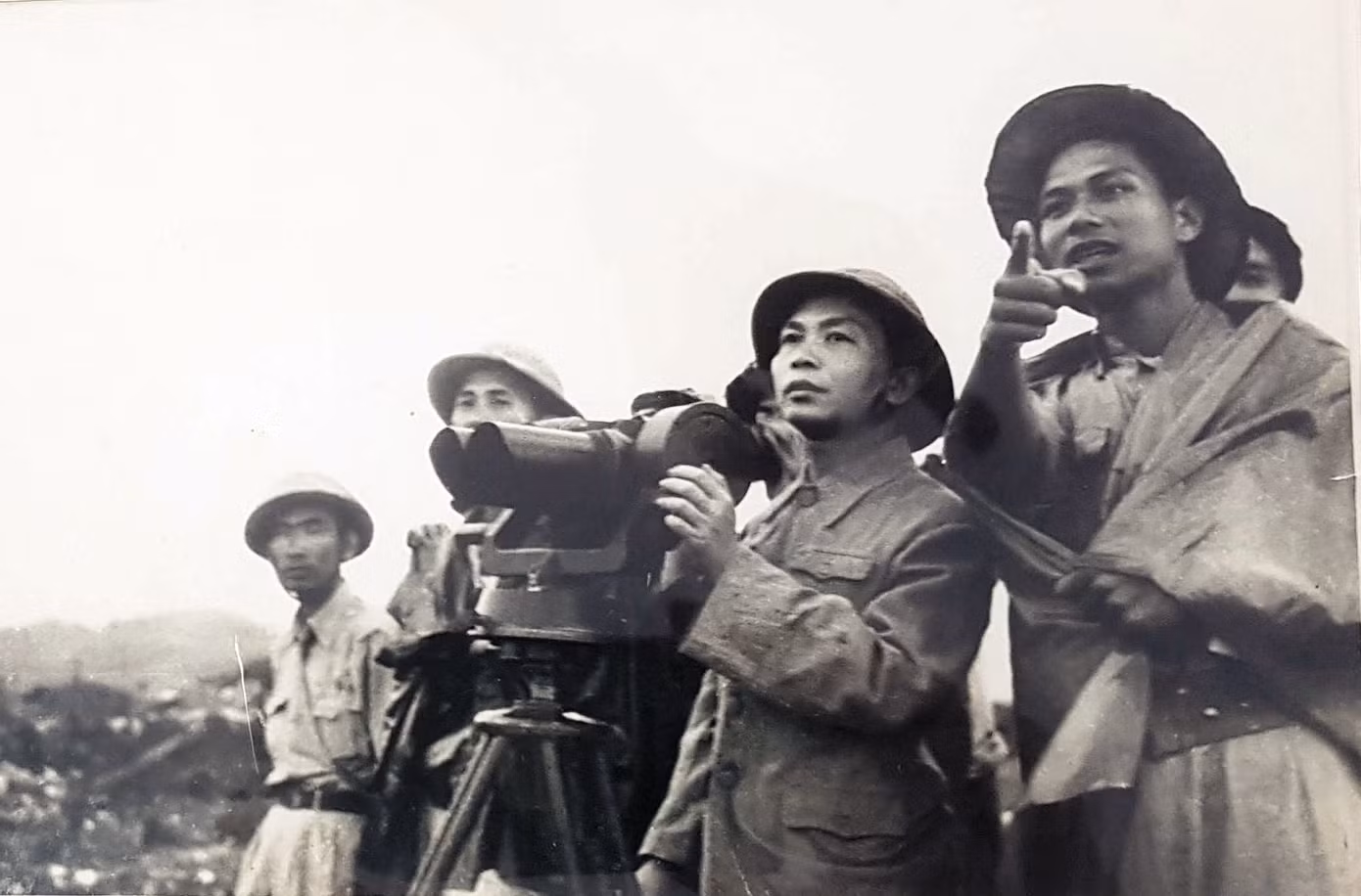 Đại tướng Võ Nguyên Giáp quan sát trận địa tại chiến trường Điện Biên Phủ. Ảnh: T.L Đại tướng Võ Nguyên Giáp quan sát trận địa tại chiến trường Điện Biên Phủ. Ảnh: T.L