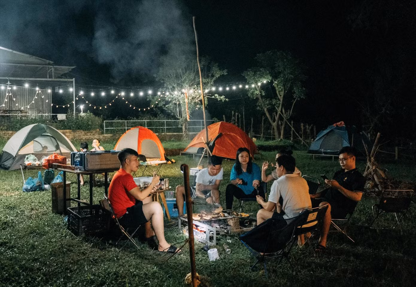 Cắm trại, dã ngoại vào những ngày cuối tuần ở những khu vực trong thành phố trở thành lựa chọn của nhiều người Đà Nẵng vì vừa an toàn lại tiết kiệm chi phí. Ảnh: Quang Việt Cắm trại, dã ngoại vào những ngày cuối tuần ở những khu vực trong thành phố trở thành lựa chọn của nhiều người Đà Nẵng vì vừa an toàn lại tiết kiệm chi phí. Ảnh: Quang Việt