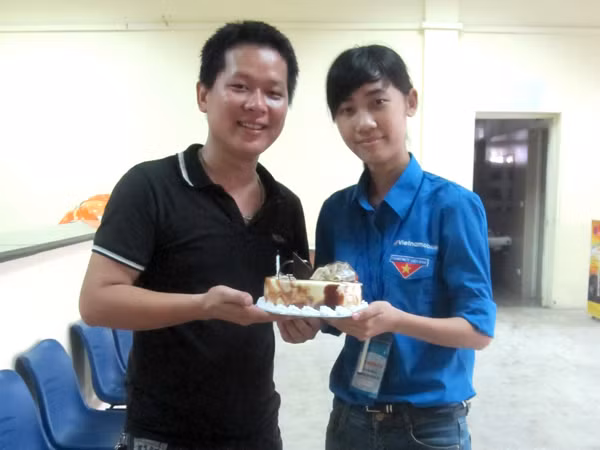 Anh Nguyễn Quán Tiến (Ban trường học Thành đoàn Hà Nội; phụ trách hoạt động tiếp sức mùa thi tại bến xe Giáp Bát) mừng tuổi mới cùng Nguyễn Thị Quế. Anh Nguyễn Quán Tiến (phụ trách hoạt động tiếp sức mùa thi tại bến xe Giáp Bát) mừng tuổi mới cùng Nguyễn Thị Quế