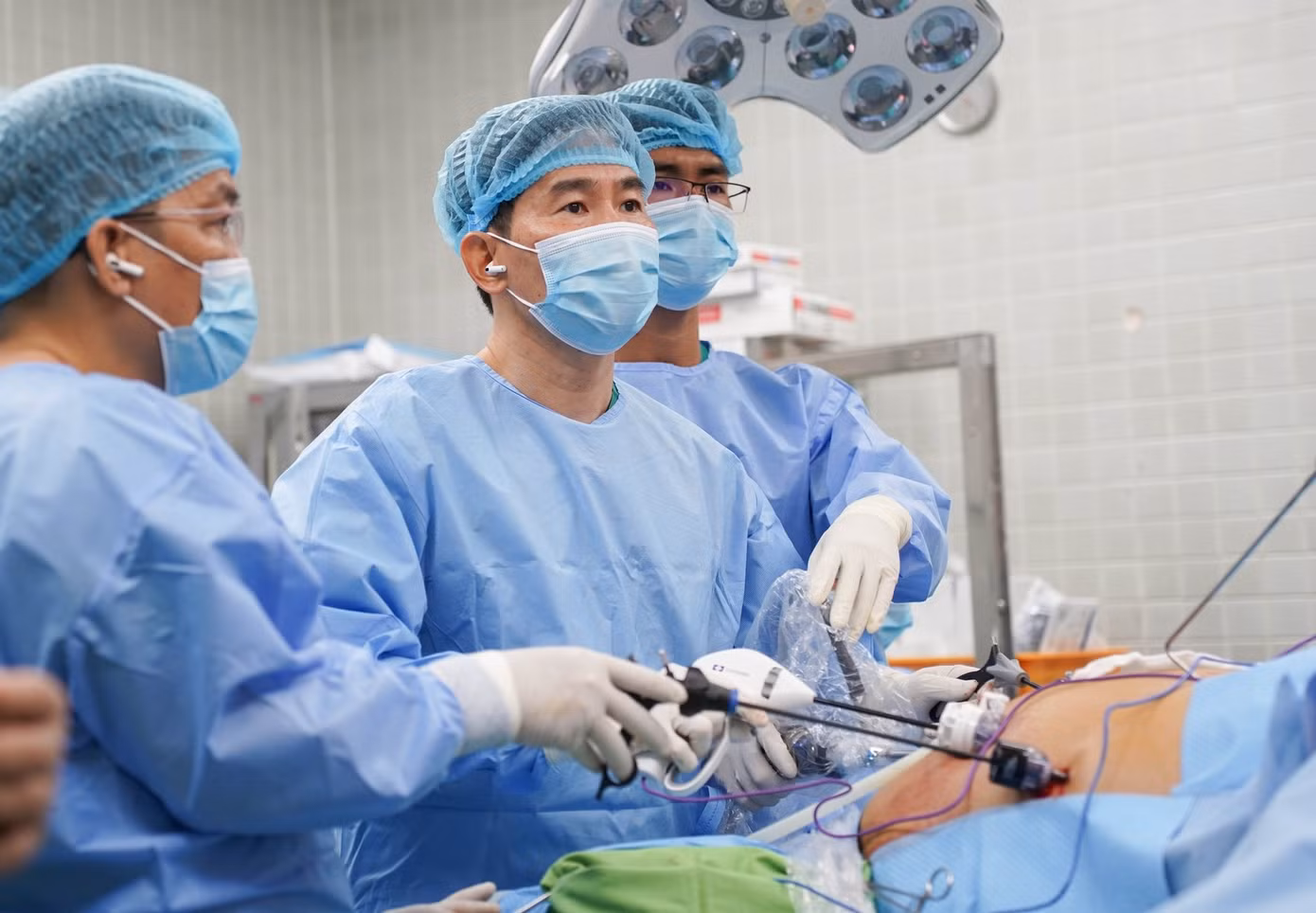 Các bác sĩ đã thực hiện cuộc phẫu nội soi cắt dạ dày giảm béo cho người bệnh