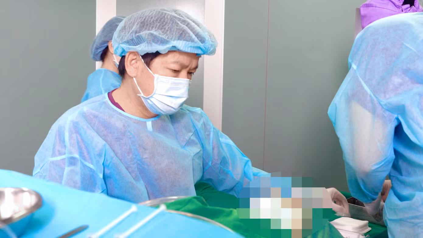 Các bác sĩ đã thực hiện cuộc phẫu thuật khẩn để nạo ổ nhiễm trùng cho bệnh nhân