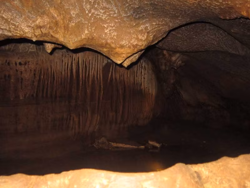 Bể nước gần cuối hang