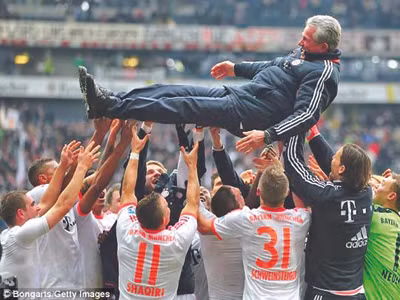 Các cầu thủ Bayern Munich ăn mừng danh hiệu Bundesliga thứ 23 trong lịch sử Ảnh: Getty Images