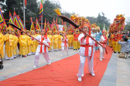 Tiếp đó là các màn biểu diễn võ thuật, nghi lễ cúng tế