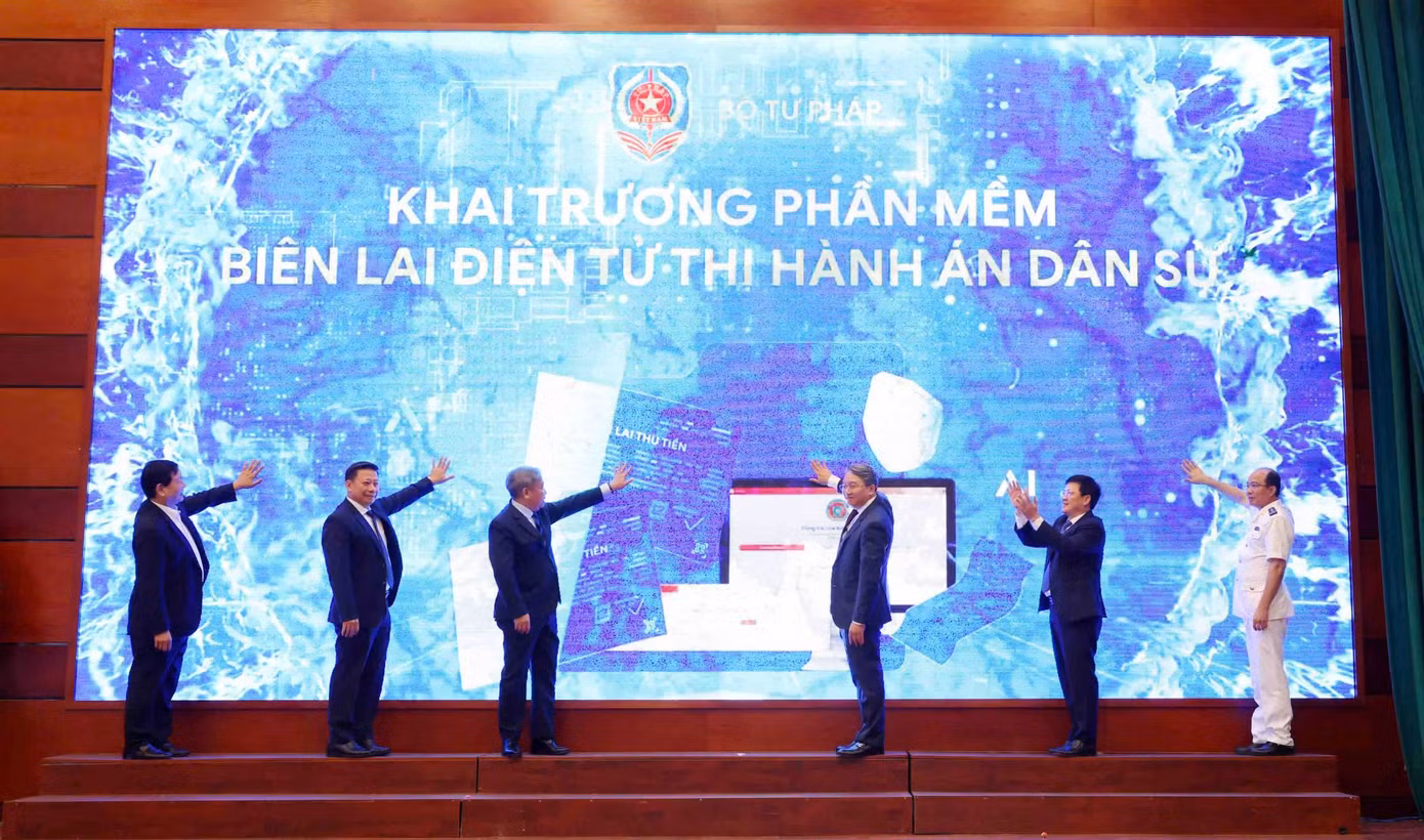 Lãnh đạo Bộ Tư pháp cùng các đơn vị thực hiện nghi thức nhấn nút khai trương hệ thống biên lai điện tử.