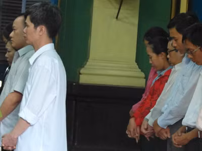 Các bị cáo đang nghe tòa tuyên án tại phiên xét xử 