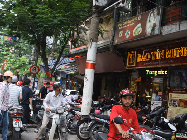 Nhà đầu tư đến giao dịch tại địa điểm kinh doanh vàng của Công ty Vàng bạc Bảo tín Minh Châu khá đông, nhưng đa số vẫn dừng ở nghe ngóng và chờ đợi.