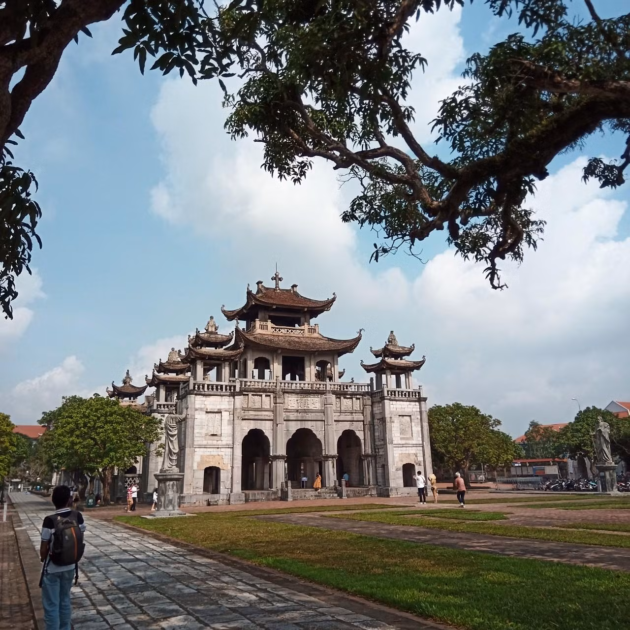 Khu vực Phương Đình nhà thờ Chính toà Phát Diệm. Ảnh: M.Đ Khu vực Phương Đình nhà thờ Chính toà Phát Diệm. Ảnh: M.Đ
