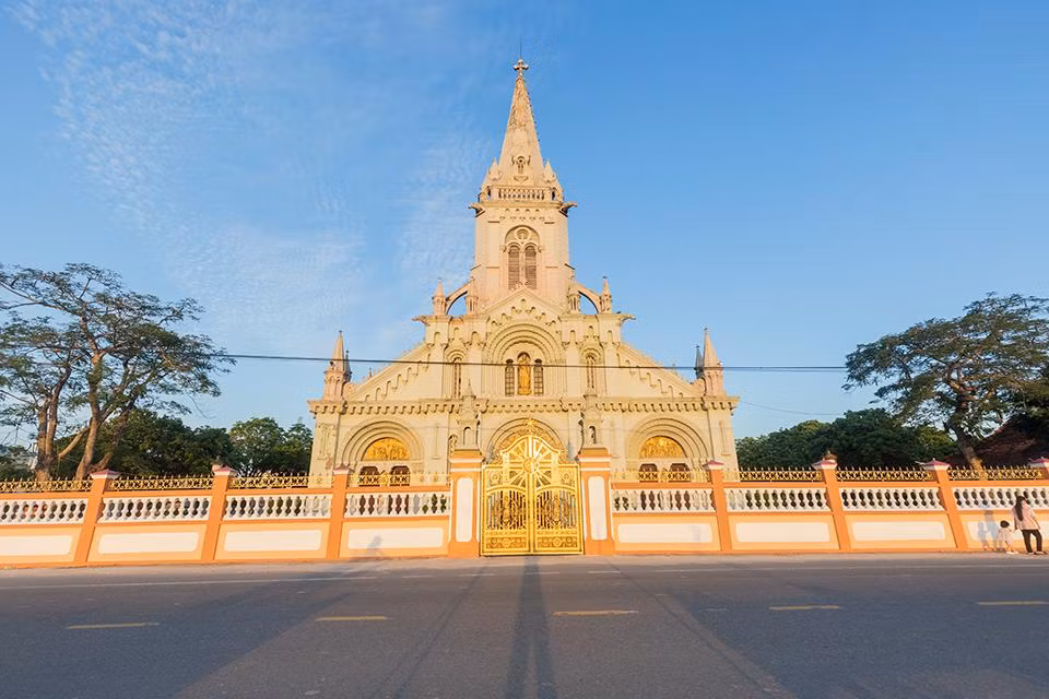 Mặt tiền nhà thờ.