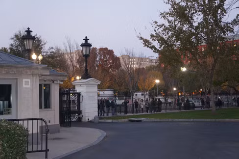 Nhà Trắng nhìn từ bên trong chiều tối 9.11 - ngày đầu tiên Tổng thống Obama xuất hiện sau khi tái đắc cử. Trời tối bên ngoài vẫn còn nhiều người nán lại