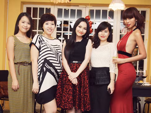 Hà Anh rạng rỡ bên bạn bè trong dịp Giáng sinh
