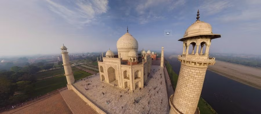 Hoàng đế Shah Jahan cho xây dựng ngôi đền nhằm tưởng nhớ hoàng hậu quá cố Mumtaz đã mất khi sinh nở