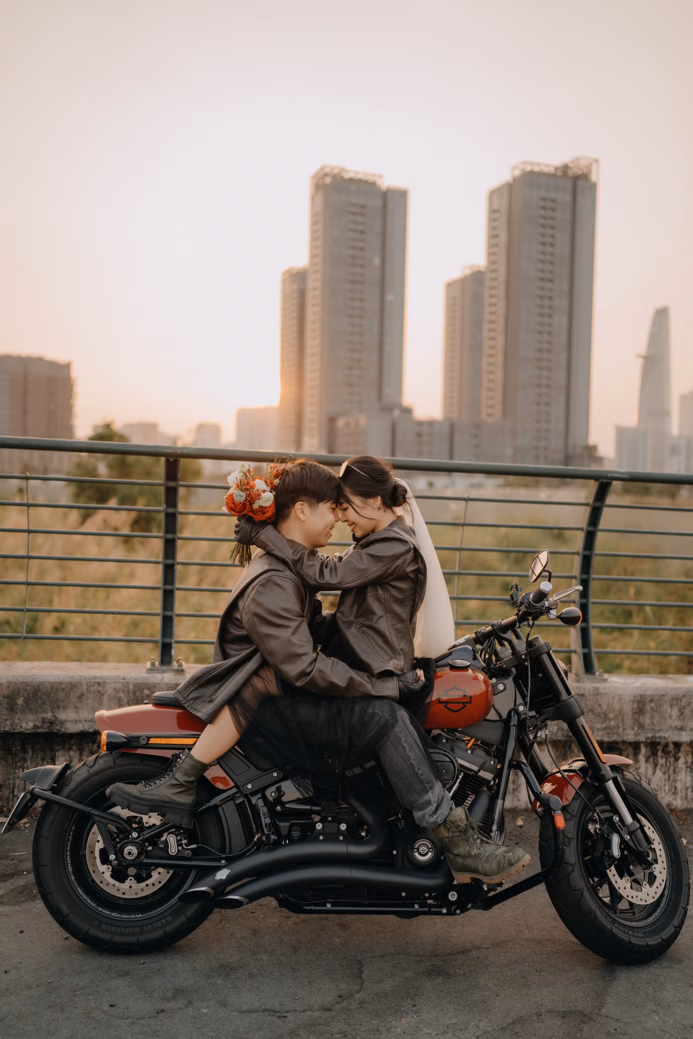 Bộ ảnh cưới cùng mô tô ở những địa điểm quen thuộc của TP.HCM.