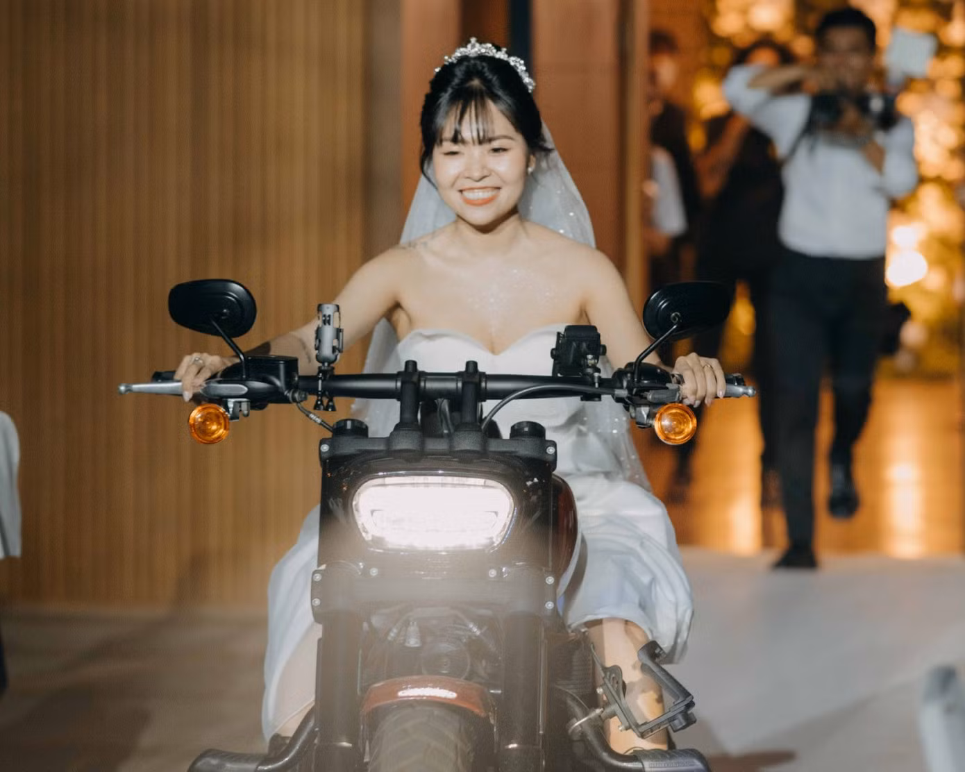 Cô dâu Bảo Trân tiến vào lễ đường bằng mô tô 1.800 phân khối một cách suôn sẻ.
