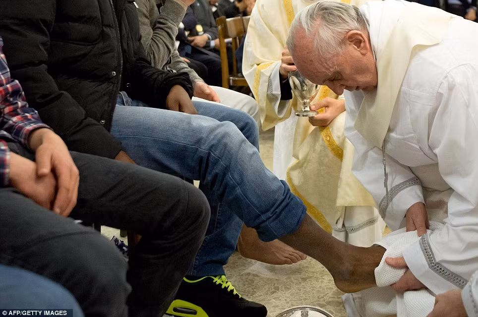 Tân Giáo hoàng Francis đang cúi người rửa chân cho các tù nhân trẻ tại một nhà tù ở Rome