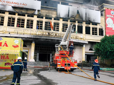 Đám cháy cơ bản được dập tắt, nhưng lực lượng cảnh sát PCCC vẫn phải tiếp tục dập lửa đang cháy âm ỉ trong các quầy hàng
