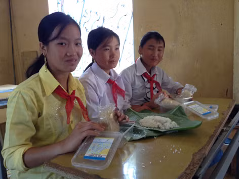 Những nữ sinh khăn quàng đỏ này đều có thể bị cướp về làm vợ. Những nữ sinh khăn quàng đỏ này đều có thể bị cướp về làm vợ